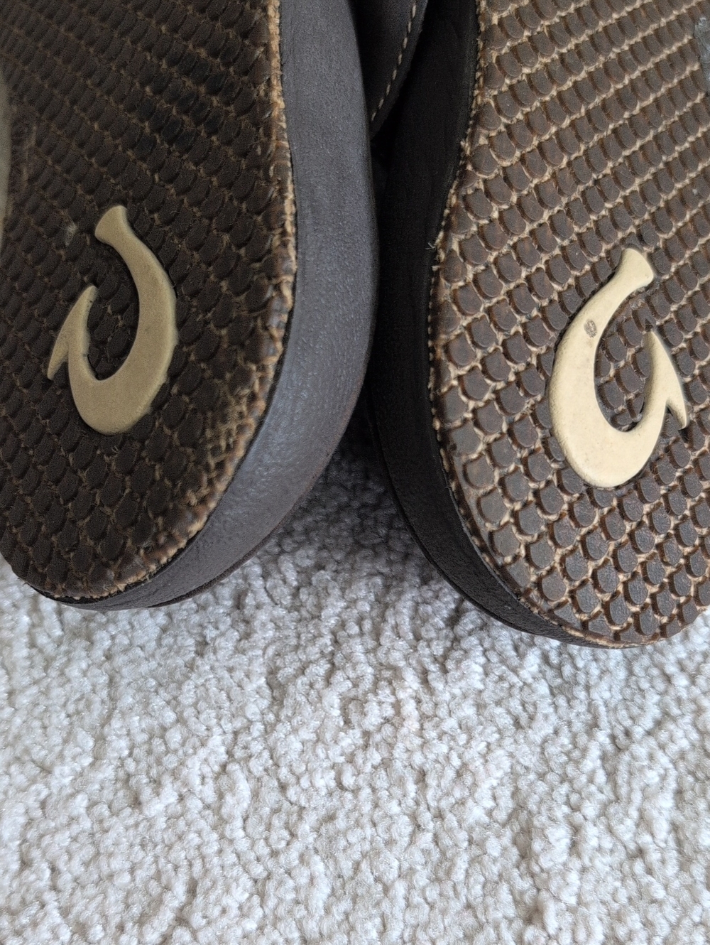 OluKai Women's Brown Paniolo Premium Leather Embossed Thong Sandals Size 8 - Picture 6 of 7